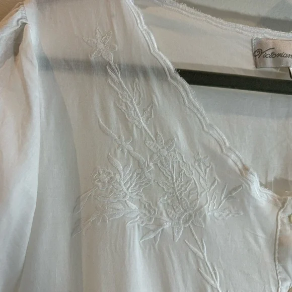 VICTORIAN CLASSICS Sz M Gown Embroidered Ruffle Hem 100% Cotton Made in India - Picture 3 of 10